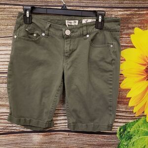 "Indigo Rein " Woman's sage green shorts size: 7 Pre-owned